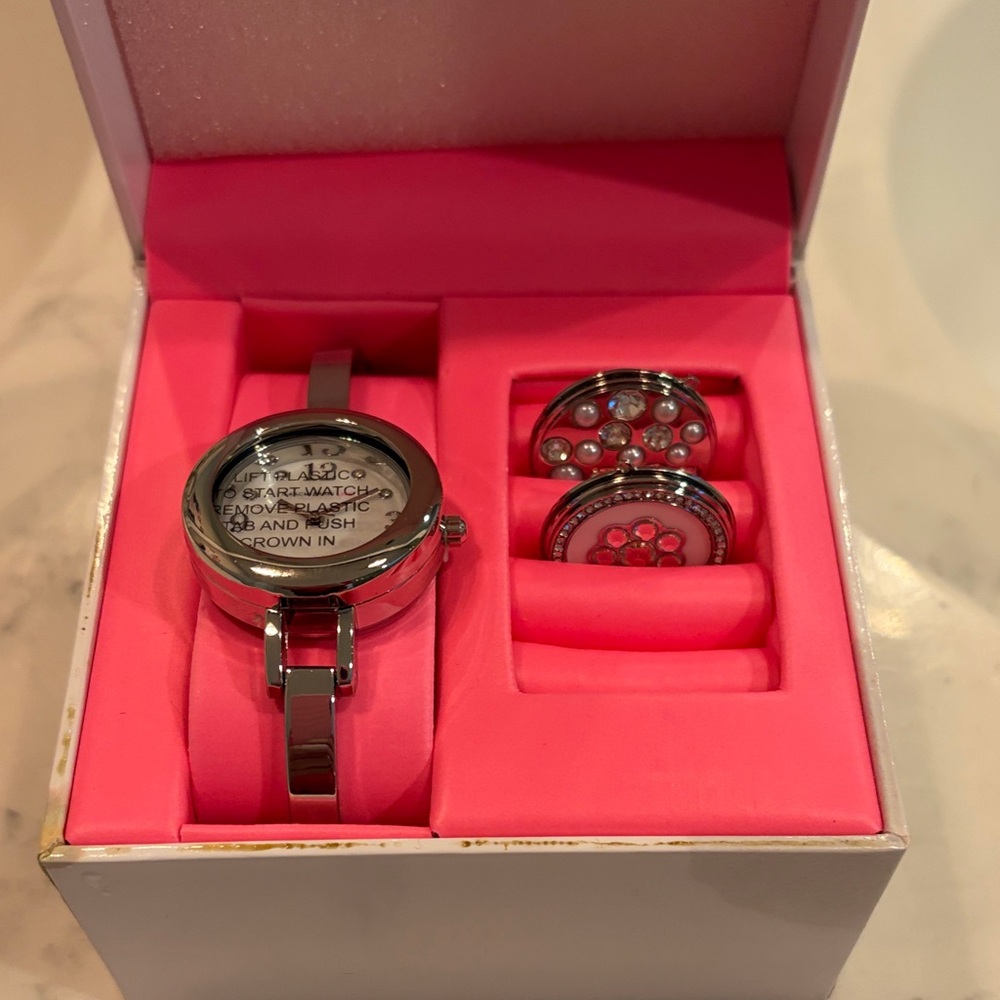 Silver Watch with changeable faceplate